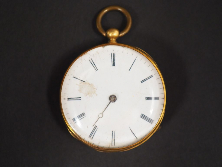 Montre de gousset en or jaune, boitier à décor de cartouche. Cadran ém