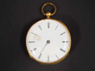 Vente aux enchères Montre de gousset en or jaune, boitier à décor de cartouche. Cadran ém