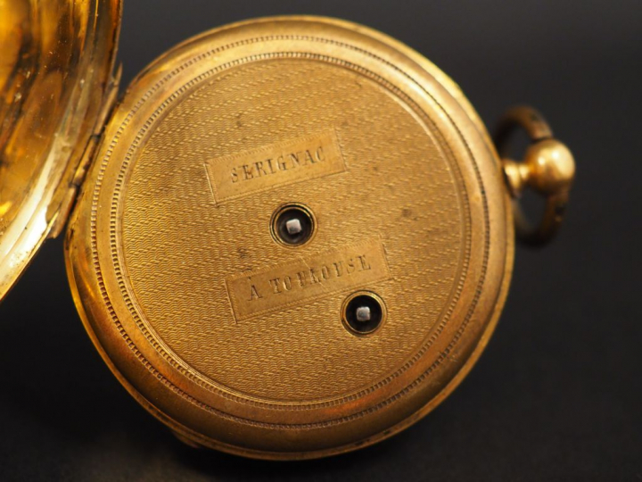Montre de gousset en or jaune, boitier à décor de cartouche. Cadran ém