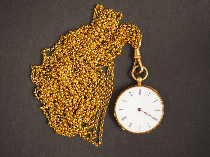 Montre de col et sa giletière en or jaune, boitier à décor de rosace. 