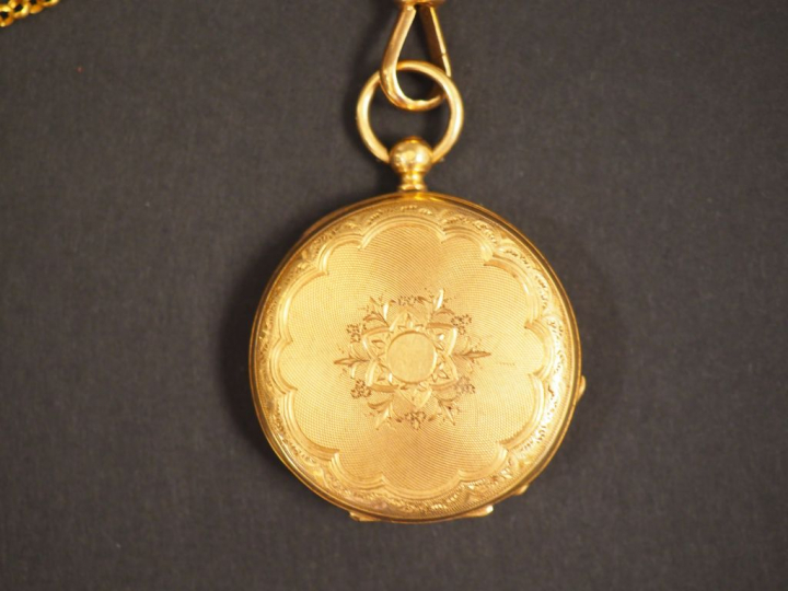 Montre de col et sa giletière en or jaune, boitier à décor de rosace. 
