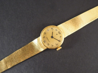 Vente aux enchères TISSOT.  Montre bracelet de dame, boitier et bracelet en or jaune. Sig