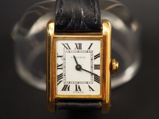 Vente aux enchères CARTIER, modèle Tank. Montre bracelet de dame, boitier en or jaune.  S