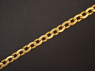 Vente aux enchères CARTIER (attribué à) Bracelet articulé en or jaune, maille gourmette. 