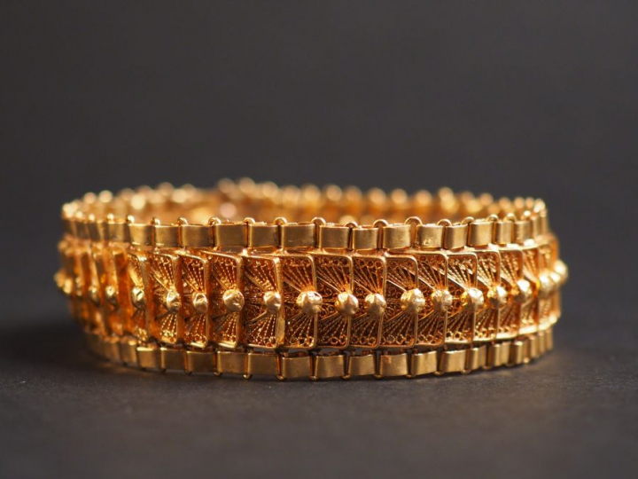 Bracelet souple en or jaune, à décor de filigranes. Poids. 50,93 g