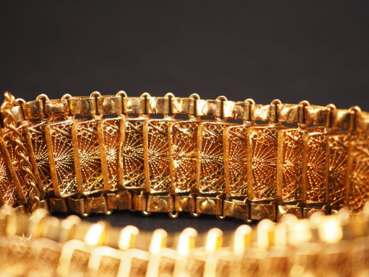 Bracelet souple en or jaune, à décor de filigranes. Poids. 50,93 g