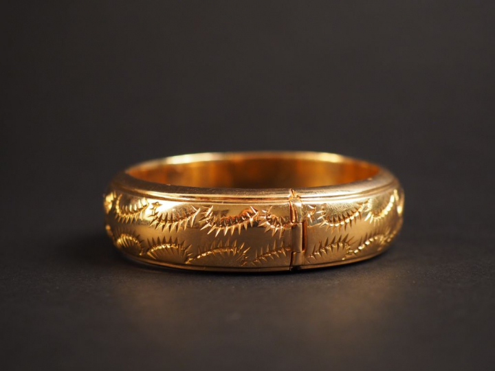 Bracelet jonc en or jaune, à décor gravé de feuillage. 5,5 x 5,1 cm  P
