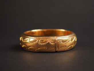 Vente aux enchères Bracelet jonc en or jaune, à décor gravé de feuillage. 5,5 x 5,1 cm  P