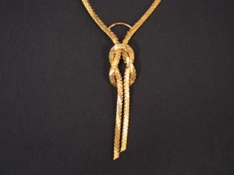 Vente aux enchères Collier en or jaune, orné en son centre d'un nœud plat.  Poids. 26 g
