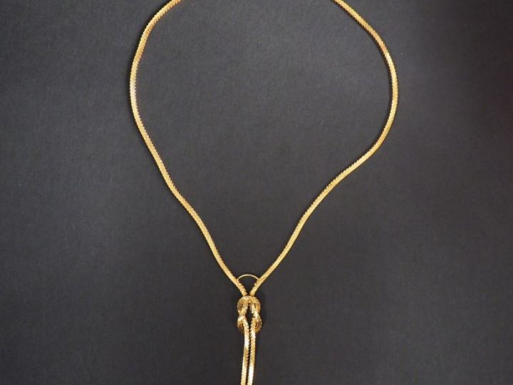 Collier en or jaune, orné en son centre d'un nœud plat.  Poids. 26 g