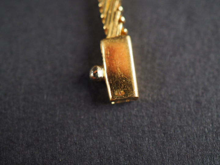 Collier en or jaune, orné en son centre d'un nœud plat.  Poids. 26 g