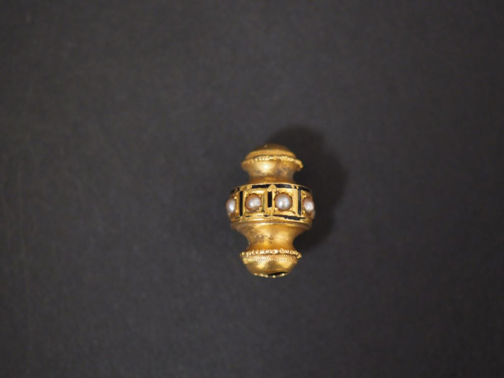 Giletière en or jaune, à décor de petites boules.  Poids. 21,08 g On y