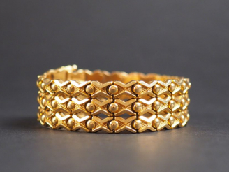 Vente aux enchères Bracelet manchette en or jaune, maille articulée. Poids. 41,32 g