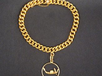 Vente aux enchères Bracelet en or jaune, maille gourmette, orné d'une pendeloque.  Poids.
