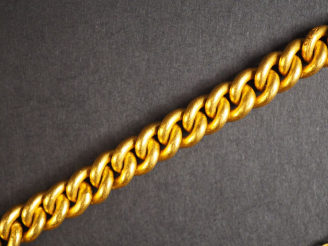 Vente aux enchères Bracelet articulé en or jaune, maille gourmette. Poids. 45,69 g (fermo