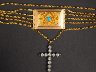 Vente aux enchères Collier draperie en or jaune, orné en son centre d'un pendentif rectan
