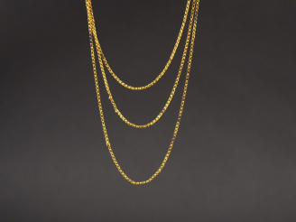 Vente aux enchères Sautoir triple rangs disposés en chute en or jaune. Poids. 23,74 g (so