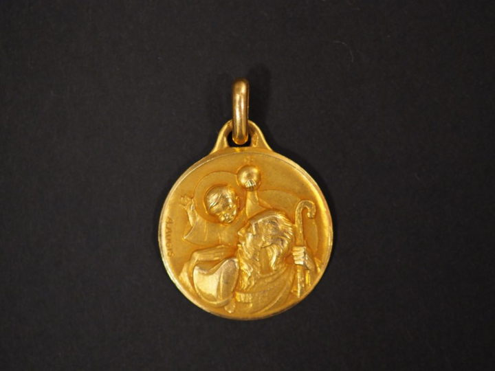 Médaille de baptême en or jaune, figurant Saint Christophe portant l'E