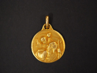 Vente aux enchères Médaille de baptême en or jaune, figurant Saint Christophe portant l'E