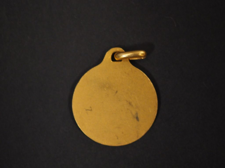 Médaille de baptême en or jaune, figurant Saint Christophe portant l'E