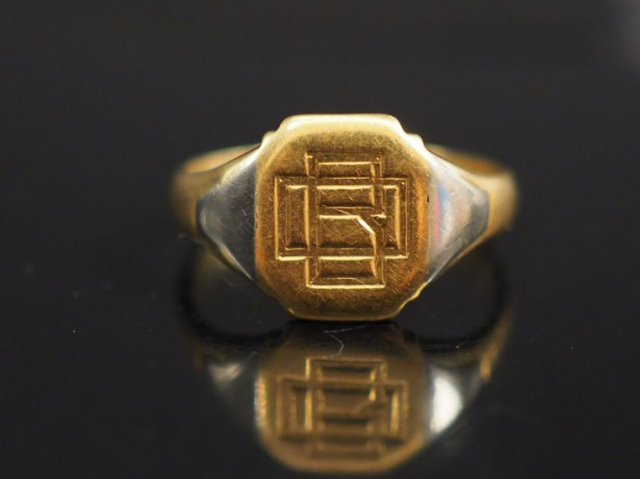 Bague chevalière en or jaune, à décor de monogramme.  TDD. 48 Poids. 3