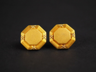 Vente aux enchères Paire de boutons de manchettes en or jaune, à décor de tiges enrubanné