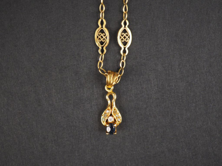 Chaine en or jaune, à décor de médaillons filigranés.  Long. 46 cm Poi