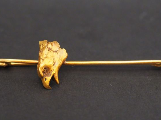Broche en or jaune, à décor d'une tête d'aigle.  Long. 5,4 cm Poids. 5