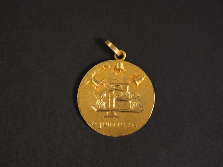 Médaille de baptême en or jaune, à décor d'un angelot.  Diam. 2,2 cm P