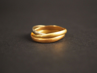 Vente aux enchères Bague trois anneaux trois tons d'or.  TDD. 61 Poids. 6,20 g