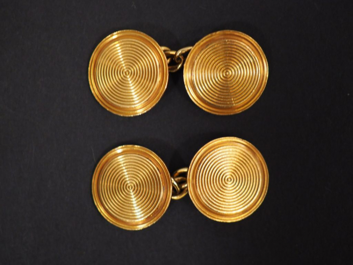 Paire de boutons de manchettes en or jaune, à décor de cercles concent