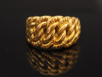 Vente aux enchères Bague en or jaune, à décor de motifs tressés.  TDD. 49 Poids. 3,99 g