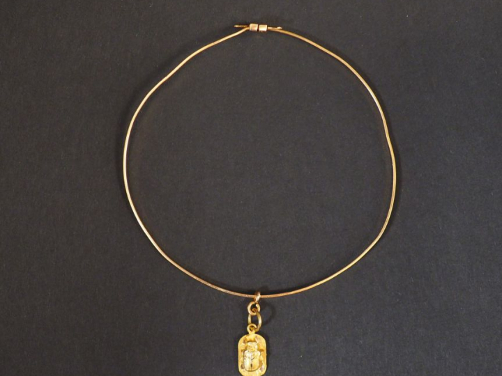 Bracelet jonc en or jaune, orné d'une pendeloque en forme de scarabée 