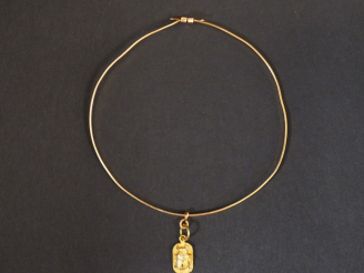 Vente aux enchères Bracelet jonc en or jaune, orné d'une pendeloque en forme de scarabée 