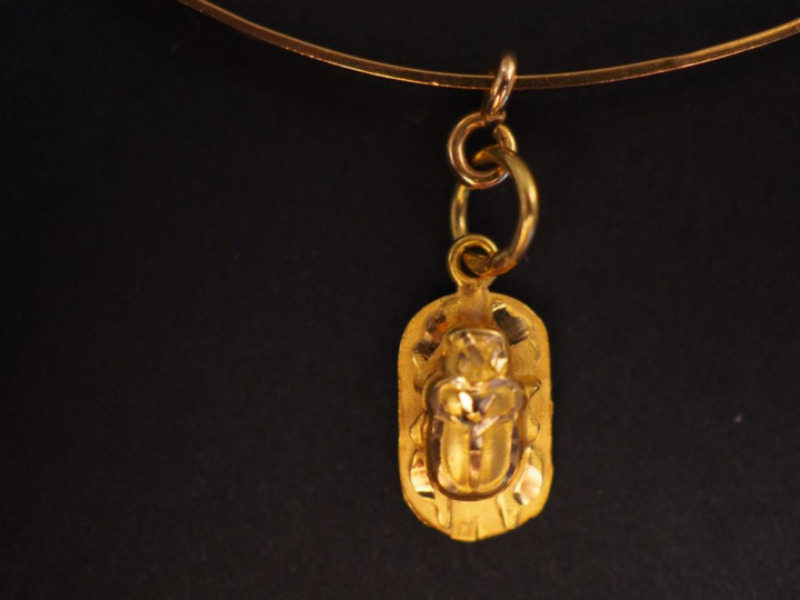 Bracelet jonc en or jaune, orné d'une pendeloque en forme de scarabée 