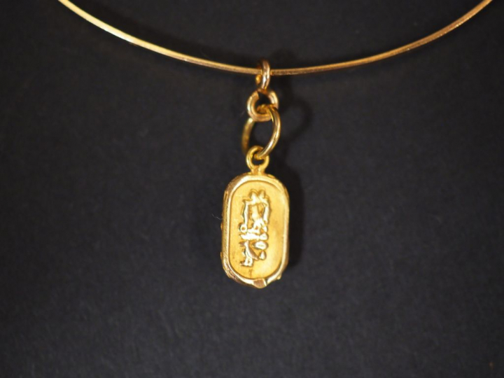 Bracelet jonc en or jaune, orné d'une pendeloque en forme de scarabée 