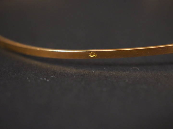 Bracelet jonc en or jaune, orné d'une pendeloque en forme de scarabée 