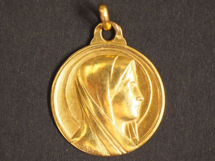Médaille de baptême en or jaune, figurant la Sainte Vierge. Poids. 3,8