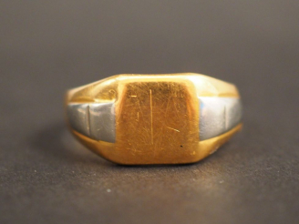 Vente aux enchères Bague chevalière deux tons d'or.  Poids. 3,29 g (anneau accidenté)