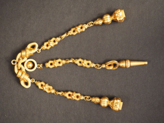 Vente aux enchères Eléments de giletière ou de chatelaine en or jaune.  Poids. 11,40 g (é