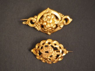 Vente aux enchères Ensemble comprenant deux différentes broches en or jaune, à décor de f