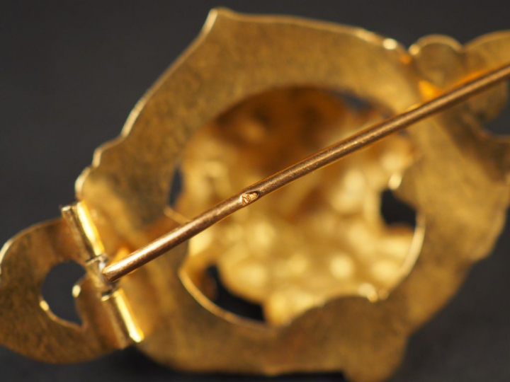 Ensemble comprenant deux différentes broches en or jaune, à décor de f