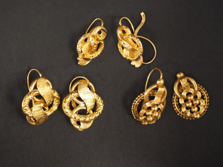 Ensemble comprenant trois différentes paires de perces oreilles en or 
