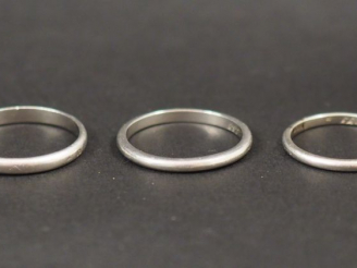 Vente aux enchères Trois différentes alliances en platine.  Poids. 10,44 g