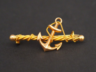 Vente aux enchères Broche en or jaune, à décor d'encre de marine. Long. 3,5 cm Poids.1,75