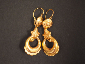 Vente aux enchères Paire de boucles d'oreilles en or jaune, à décor de palmette et de bou