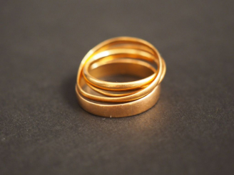 Vente aux enchères Quatre différentes alliances en or jaune.  Poids. 4,93 g (certaines gr