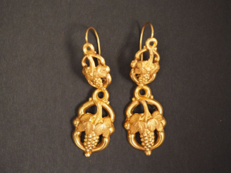 Vente aux enchères Paire de perces oreilles en or jaune, à décor de grappes de raisin. H.