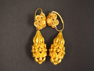 Vente aux enchères Paire de perces oreilles en or jaune, ornée d'une pendeloque à décor d