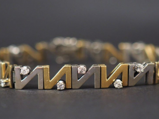 Vente aux enchères Bracelet articulé deux tons d'or et vingt-deux petits diamants, à déco
